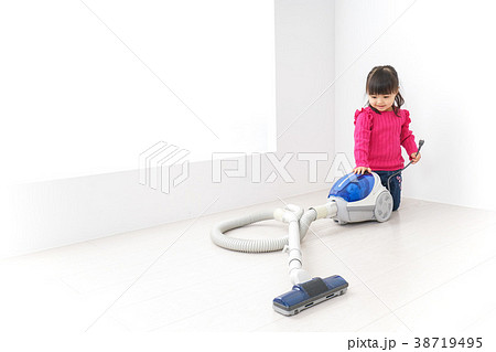 掃除機をかける子ども 掃除機をかける子ども 38719495