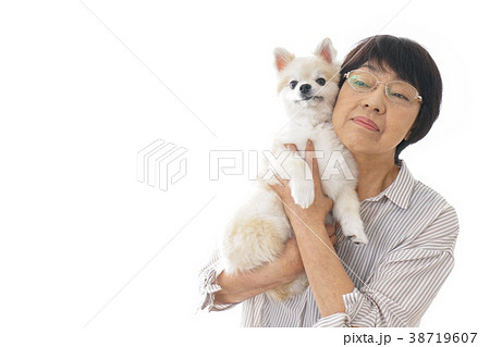 犬を買うシニア女性 犬を買うシニア女性 38719607