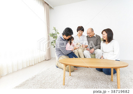 犬の世話をする3世代家族 38719682