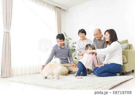 犬の世話をする3世代家族 38719709