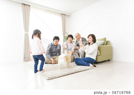 家族全員で写真を撮るファミリー 38719766