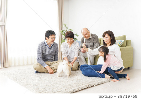 家族全員で写真を撮るファミリー 38719769