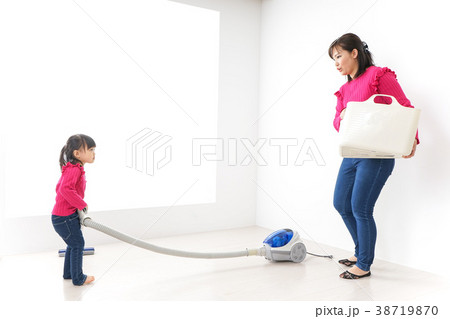 家事の手伝いをする子ども 38719870