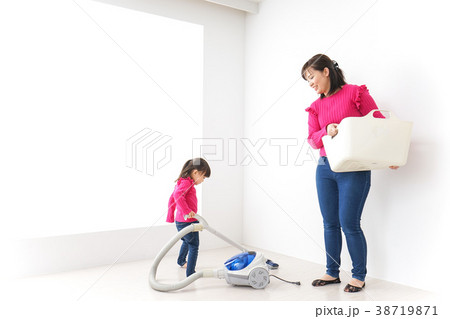 家事の手伝いをする子ども 家事の手伝いをする子ども 38719871