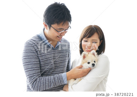 犬を抱く夫婦・カップル・ブリーダー・動物愛護 犬を抱く夫婦・カップル・ブリーダー・動物愛護 38720221