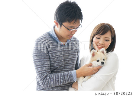 犬を抱く夫婦 カップル ブリーダー 動物愛護の写真素材
