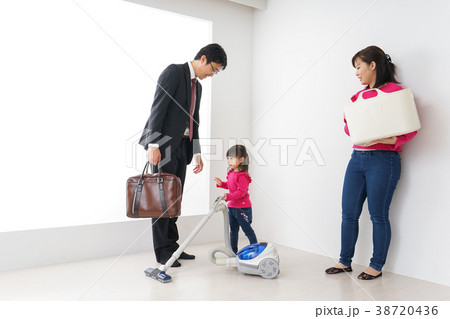 仕事に行くお父さんと母娘 仕事に行くお父さんと母娘 38720436