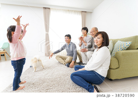 お遊戯をする子供と仲良しの家族 38720590