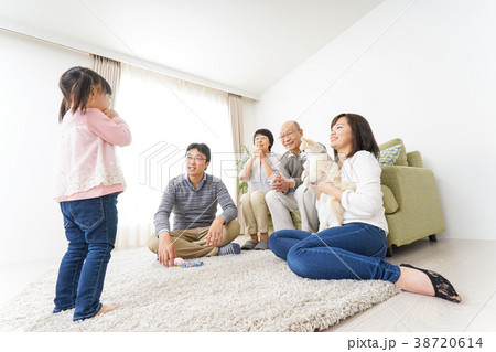 お遊戯をする子供と仲良しの家族 お遊戯をする子供と仲良しの家族 38720614