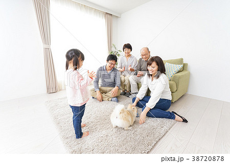 家族で犬と遊ぶ幸せな三世代ファミリー 38720878
