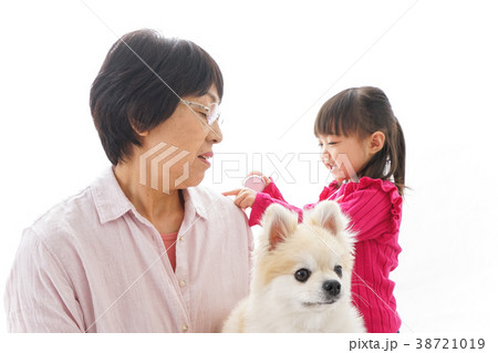 おばあちゃんと孫娘 38721019