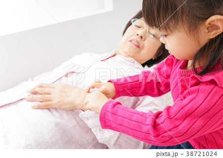 おばあちゃんと孫娘 38721024