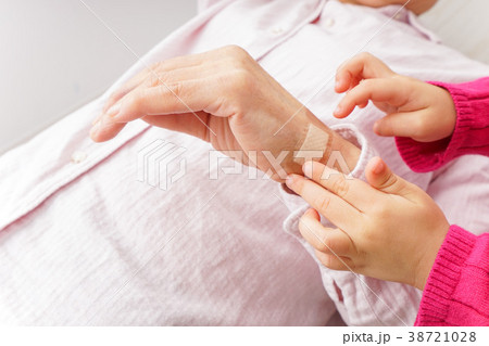 おばあちゃんと孫娘 おばあちゃんと孫娘 38721028