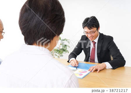 高齢者夫婦と営業マン 高齢者夫婦と営業マン 38721217
