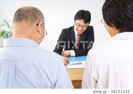 高齢者夫婦と営業マン 38721235