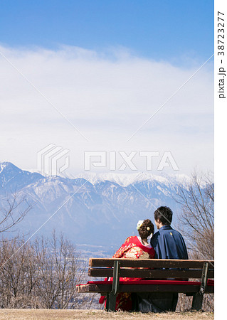 色打掛と袴のカップルの後ろ姿の写真素材