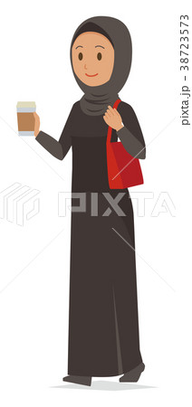 民族衣装を着たアラブの女性がコーヒーを持って歩いている 38723573