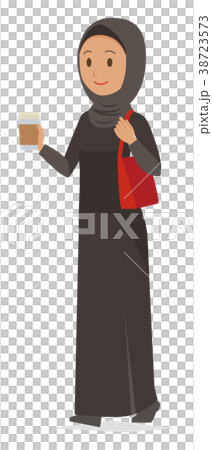民族衣装を着たアラブの女性がコーヒーを持って歩いている 38723573