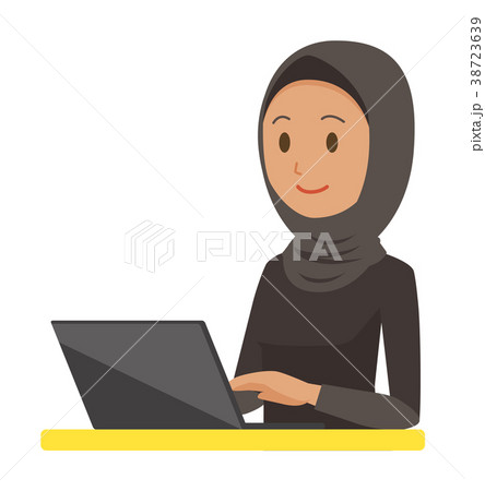 民族衣装を着たアラブの女性がノートパソコンを操作している 38723639