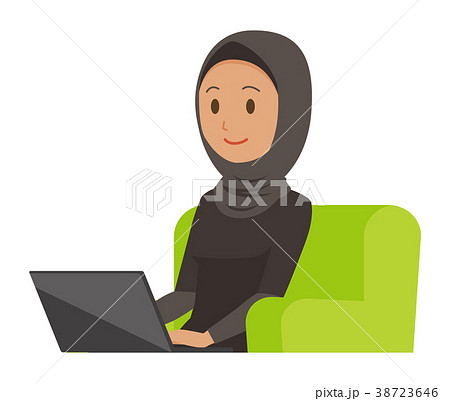 民族衣装を着たアラブの女性がソファーに座ってノートパソコンを操作している 38723646