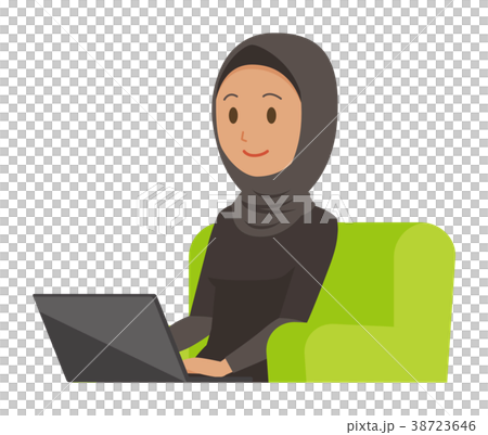 民族衣装を着たアラブの女性がソファーに座ってノートパソコンを操作している 38723646