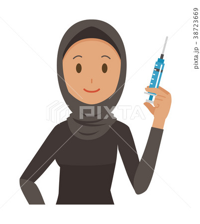 民族衣装を着たアラブの女性が注射器を持っている 38723669