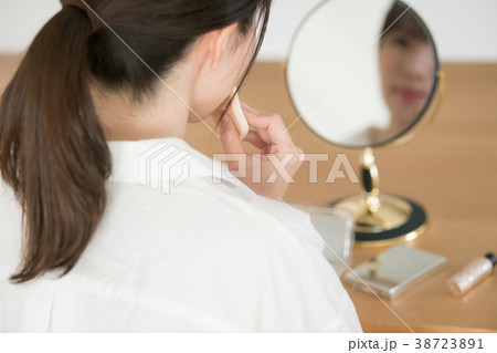 ファンデーションを塗る若い女性 ファンデーションを塗る若い女性 38723891