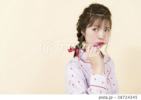 歯磨きをする女性 38724345