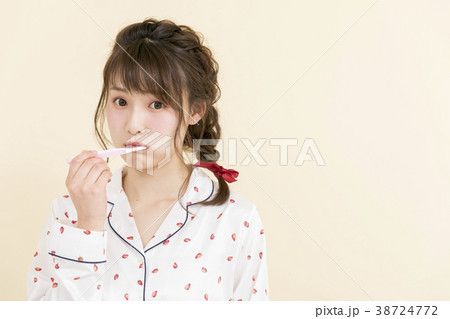 歯磨きをする女性 38724772