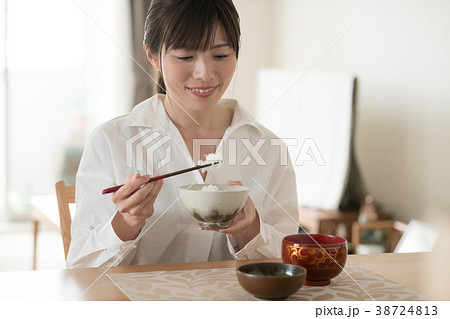 ご飯を食べる若い日本人女性の写真素材
