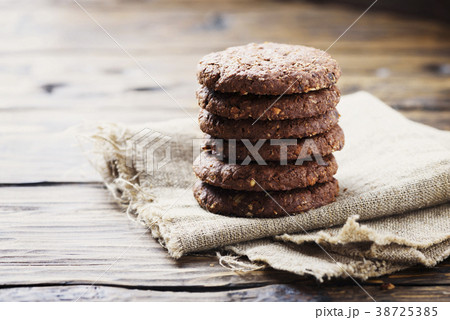 Sweet chocolate cookies on the wooden table 38725385