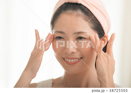 美容　ビューティー　スキンケア　若い女性 38725503