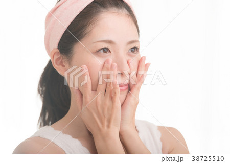 美容　ビューティー　スキンケア　若い女性 38725510