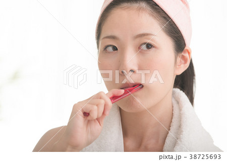 歯磨きをする若い女性 歯磨きをする若い女性 38725693