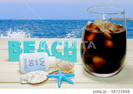 アイスコーヒーと海の背景の合成 38725898