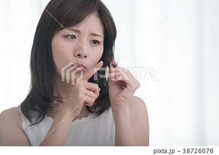 ダメージヘアを気にする若い日本人女性 38726076