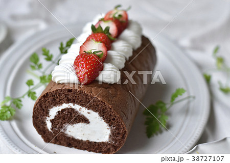 デコレーションしたチョコレートのロールケーキの写真素材