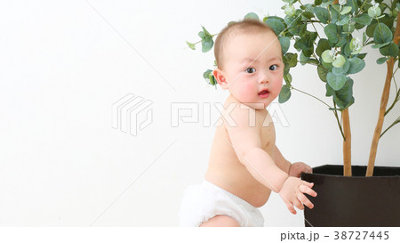 赤ちゃん　つかまり立ち 38727445