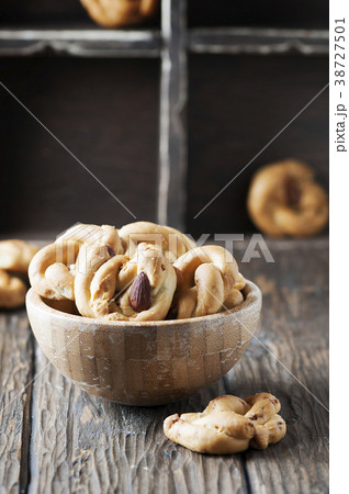 Traditional italian tarallo with almonds  38727501