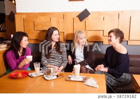 Informal meeting friends in cafe 38729182