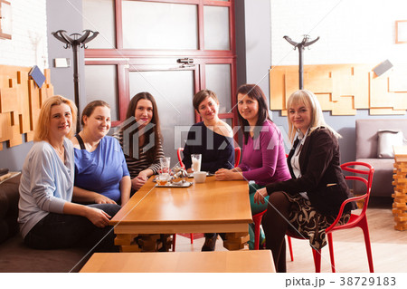 Informal meeting friends in cafe 38729183