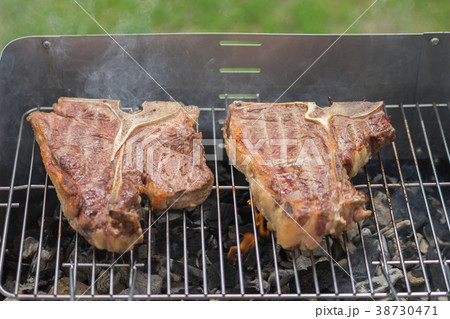 キャンプ場でバーベキュー 38730471