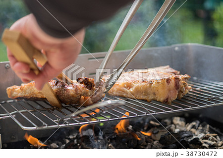 キャンプ場でバーベキュー 38730472