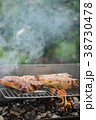 キャンプ場でバーベキュー 38730478