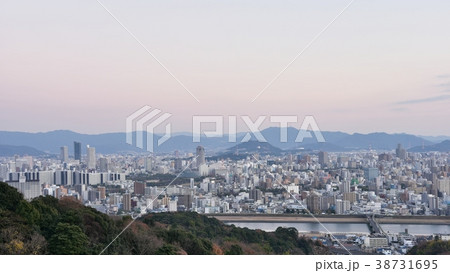 広島市街　夕景　薄暮　夜景　三滝山（竜王公園）からの眺望 38731695