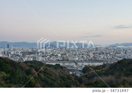 広島市街　夕景　薄暮　夜景　三滝山（竜王公園）からの眺望 38731697