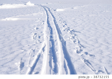 Cross country ski track. 38732155