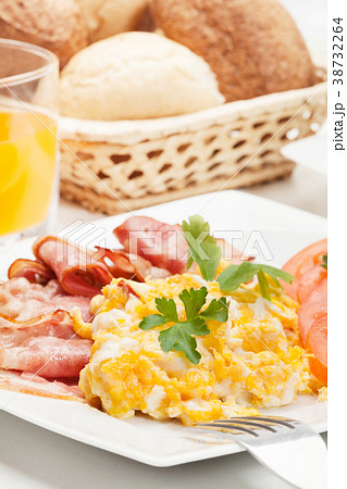 Scrambled eggs with bacon 38732264