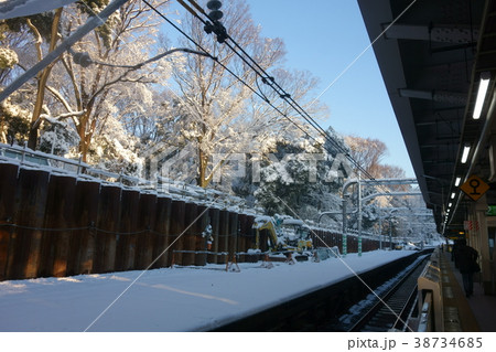大雪の翌朝の原宿駅ホーム 大雪の翌朝の原宿駅ホーム 38734685