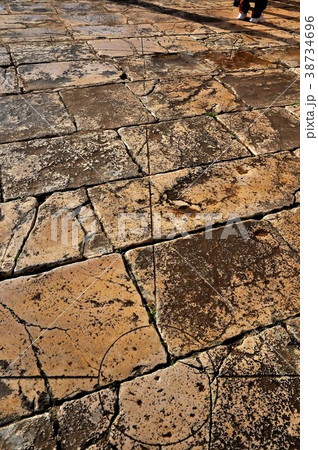 ドゥッガ遺跡風の広場方位標 38734696